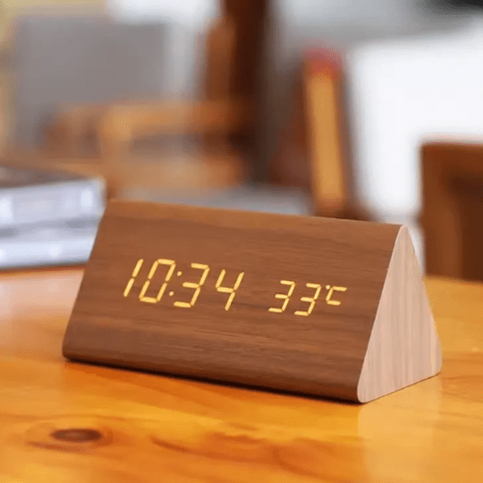 Sveglia digitale in legno – Display LED e controllo vocale