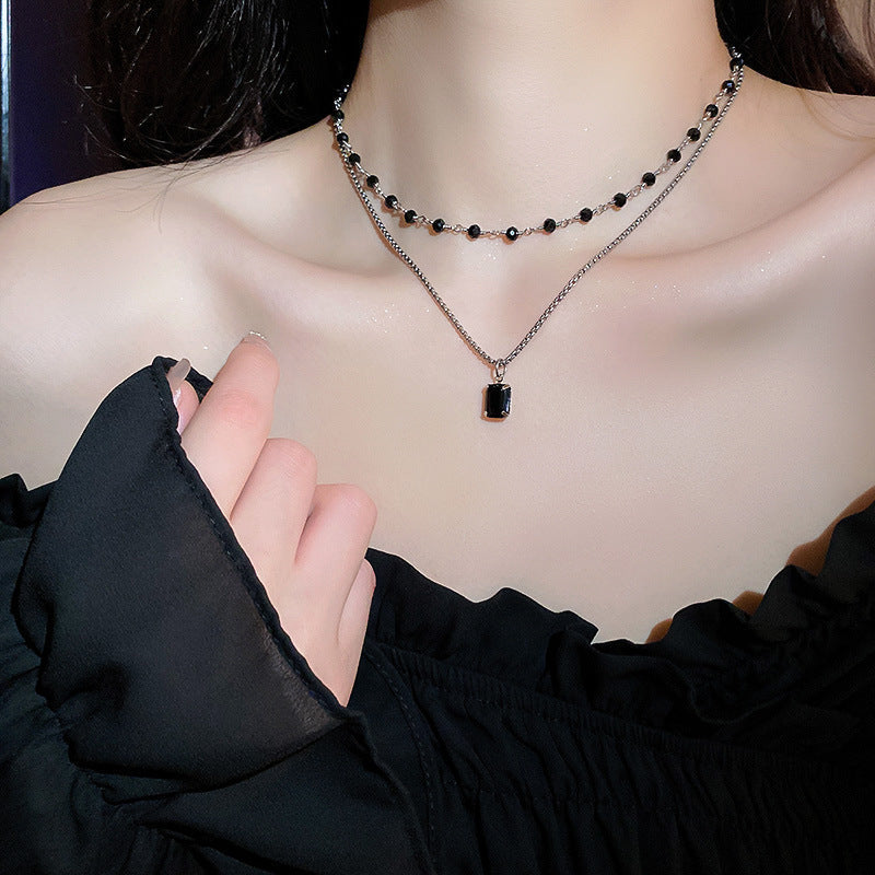 Doppia collana argentata con perle nere
