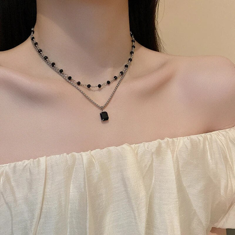 Doppia collana argentata con perle nere