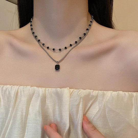 Doppia collana argentata con perle nere