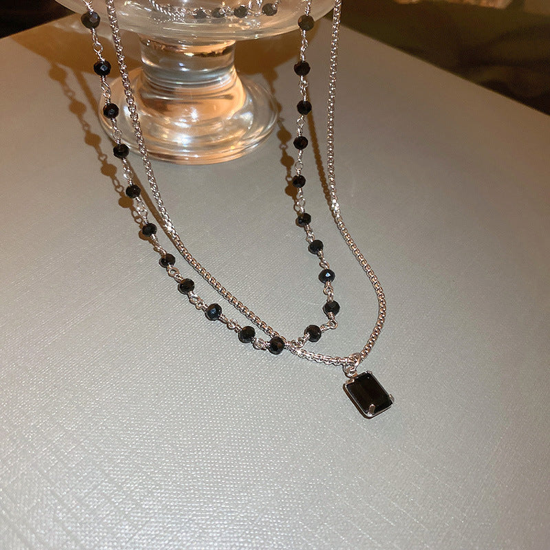 Doppia collana argentata con perle nere