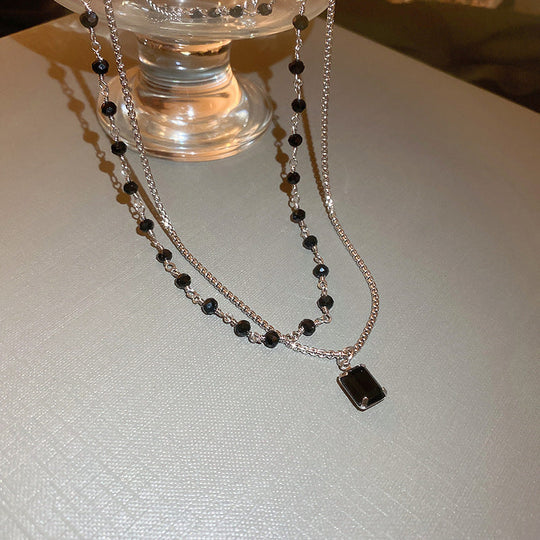 Doppia collana argentata con perle nere