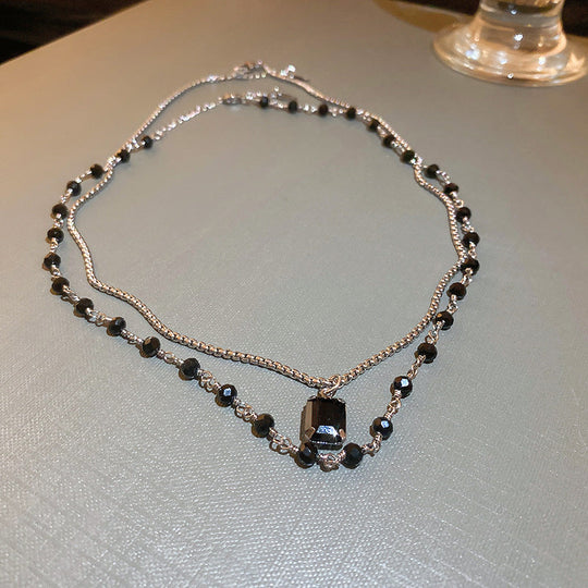 Doppia collana argentata con perle nere