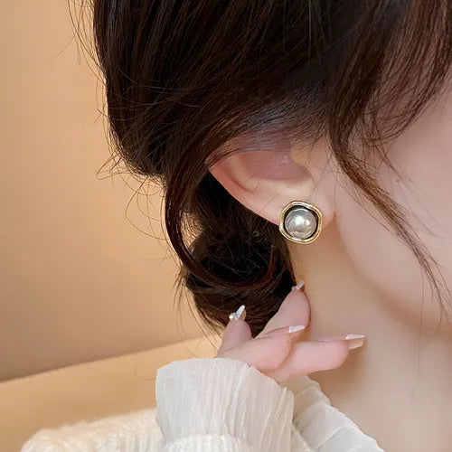 Eleganti orecchini con perle nere