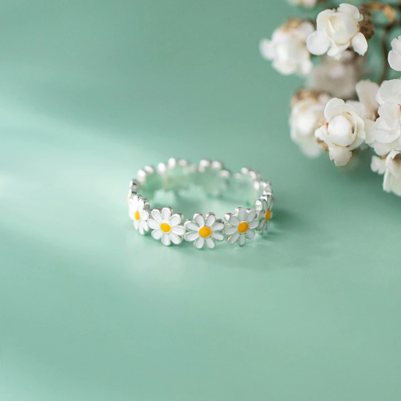 Daisy Ring – A Symbol of New Beginnings and Joy