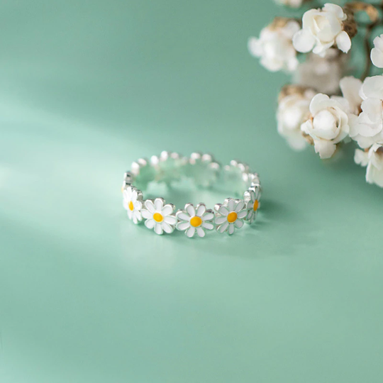 Daisy Ring – A Symbol of New Beginnings and Joy