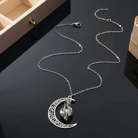 Moonstone Pendant Necklace – Mystical Elegance with Inner Strength