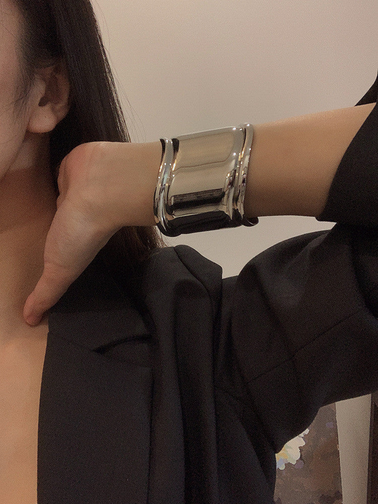 Bracciale esagerato – Onde audaci in un’asimmetria raffinata