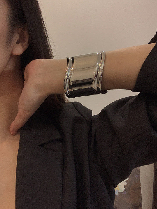 Bracciale esagerato – Onde audaci in un’asimmetria raffinata