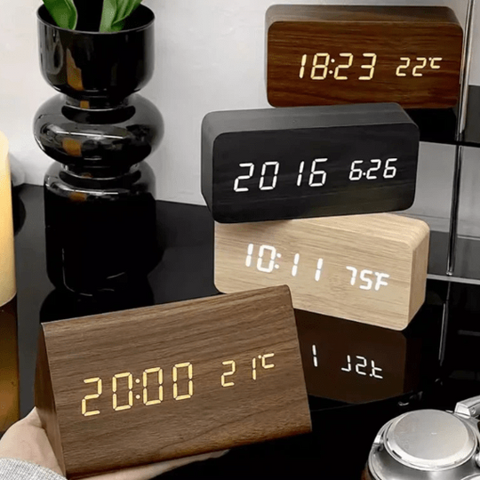 Sveglia digitale in legno – Display LED e controllo vocale