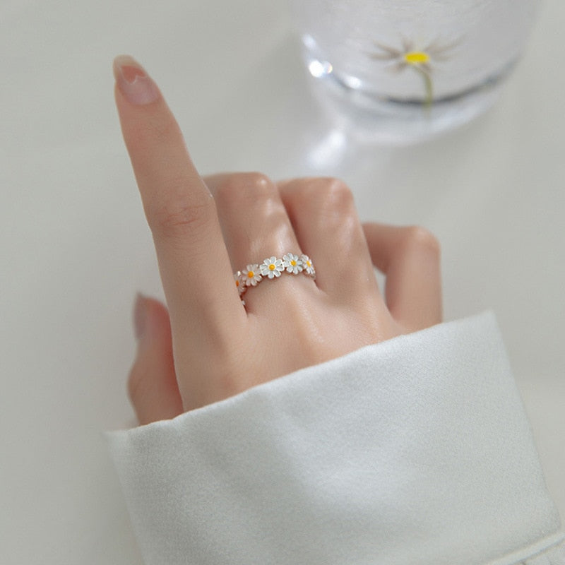 Daisy Ring – A Symbol of New Beginnings and Joy