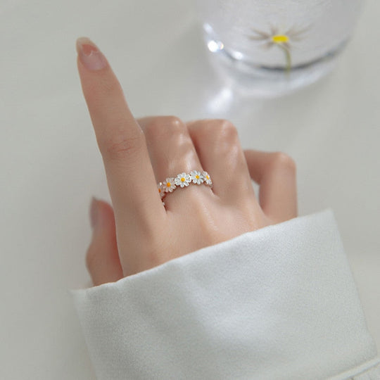 Daisy Ring – A Symbol of New Beginnings and Joy
