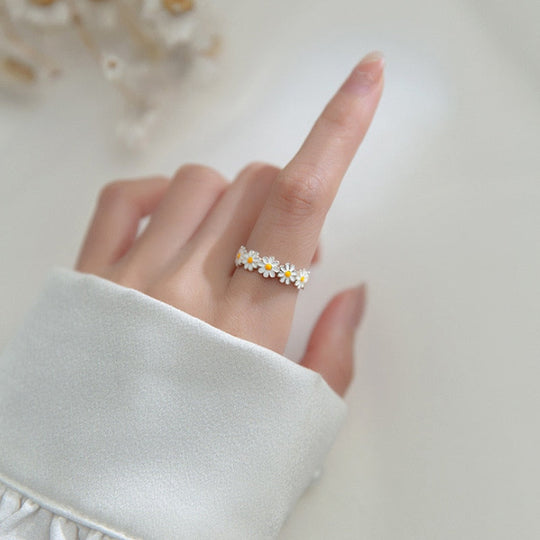 Daisy Ring – A Symbol of New Beginnings and Joy