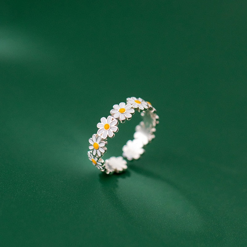 Daisy Ring – A Symbol of New Beginnings and Joy