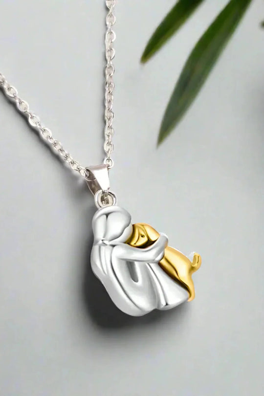 Damesketting met knuffelhanger in 14K verguld - elegant hondensilhouetontwerp