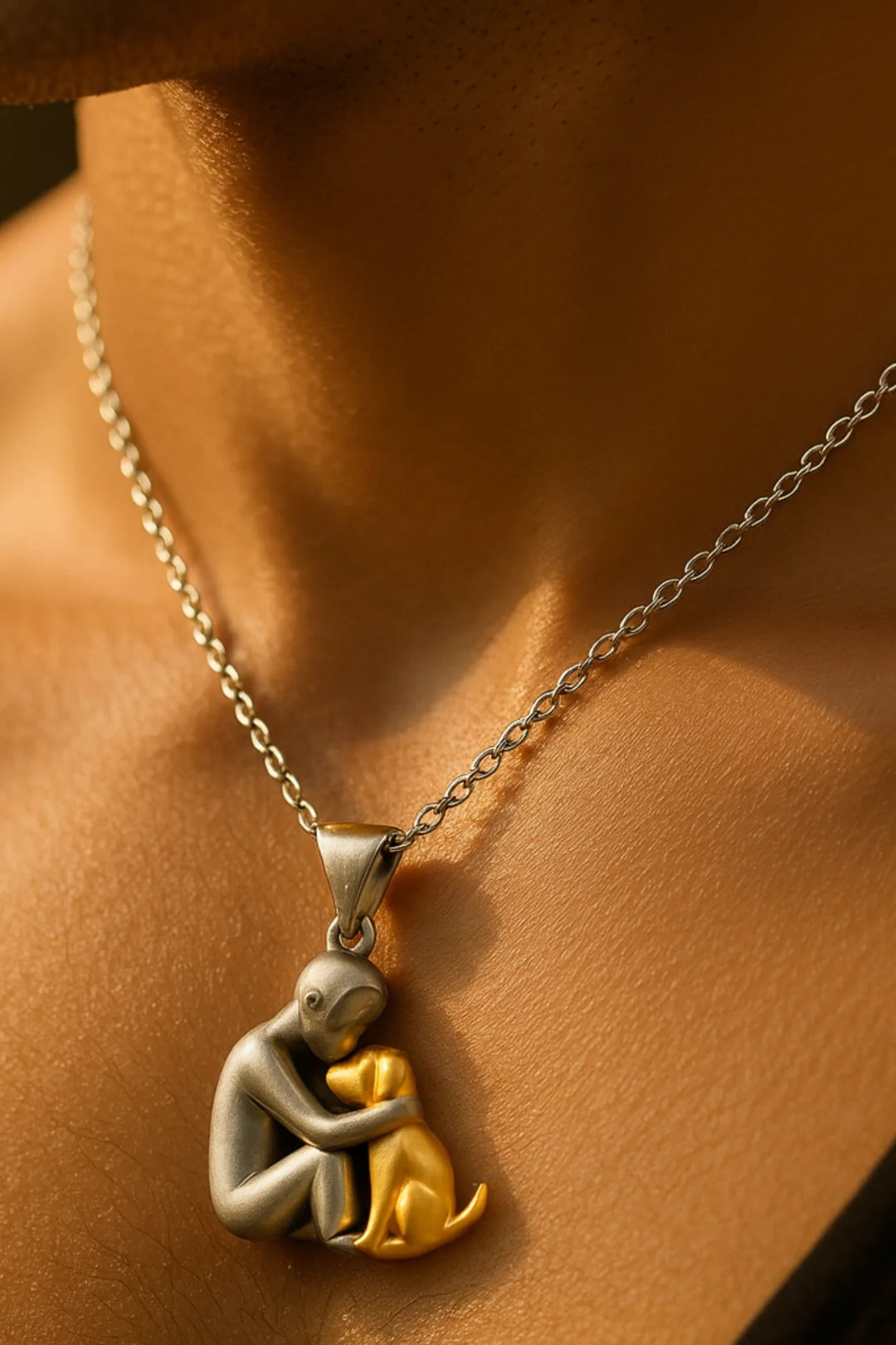 Damesketting met knuffelhanger in 14K verguld - elegant hondensilhouetontwerp