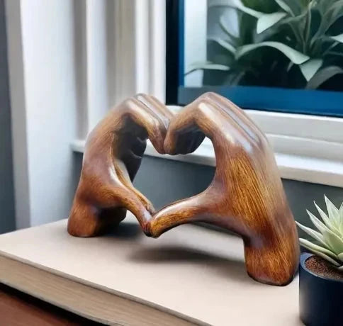 Decoratiebeeld – Handen met Hart als Symbool van Liefde