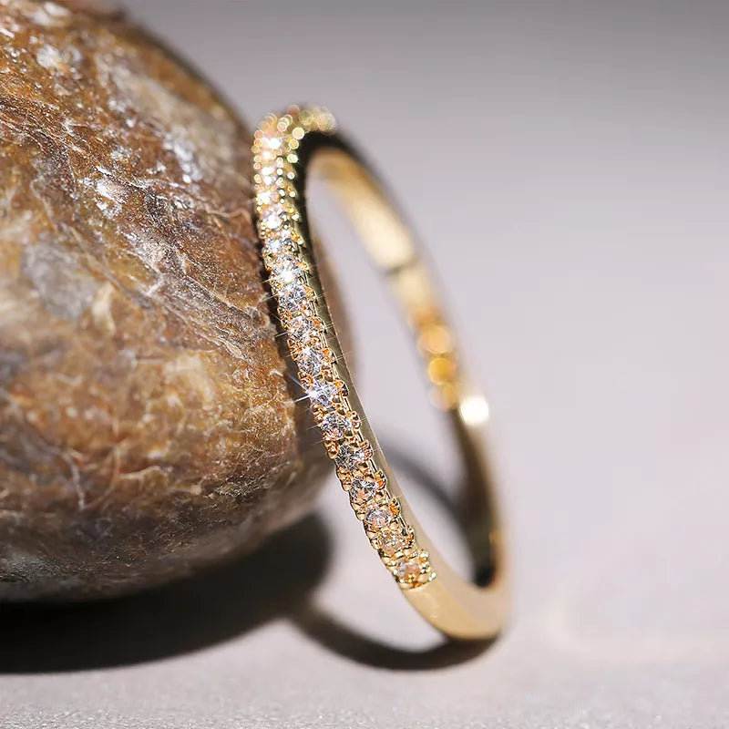 Tijdloze Glans – Minimalistische Ring met Eeuwige Betekenis