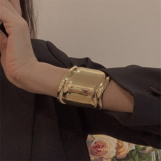 Bracciale esagerato – Onde audaci in un’asimmetria raffinata