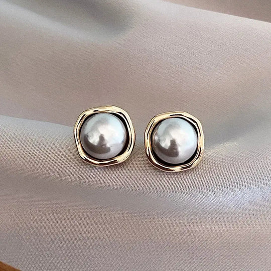 Eleganti orecchini con perle nere