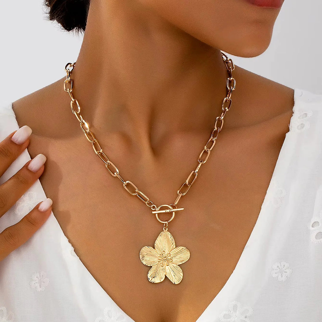 Ketting met Blauweregen Bloemhanger – Statement, Mat Goudkleurig