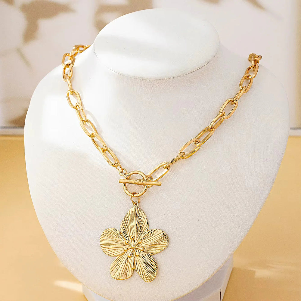 Ketting met Blauweregen Bloemhanger – Statement, Mat Goudkleurig